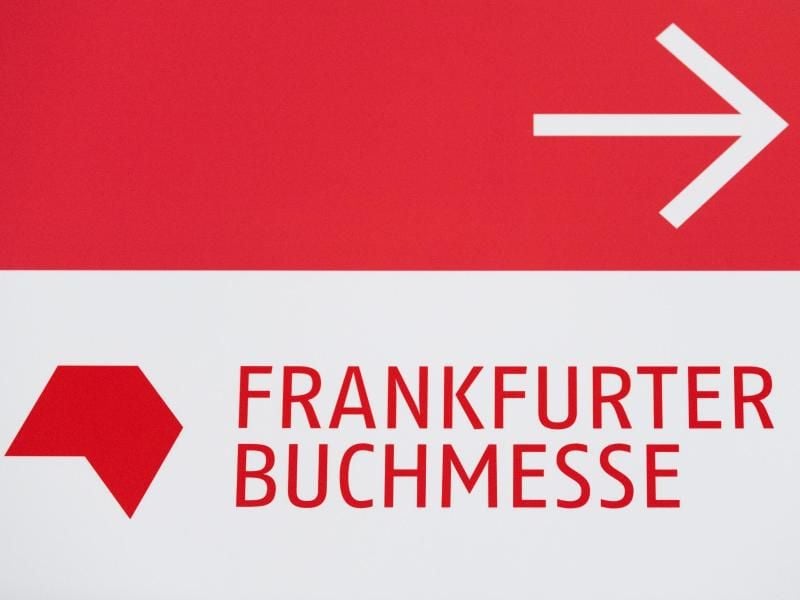 Das Logo der Frankfurter Buchmesse auf einem Wegweiser. Foto: Silas Stein/dpa/Archiv