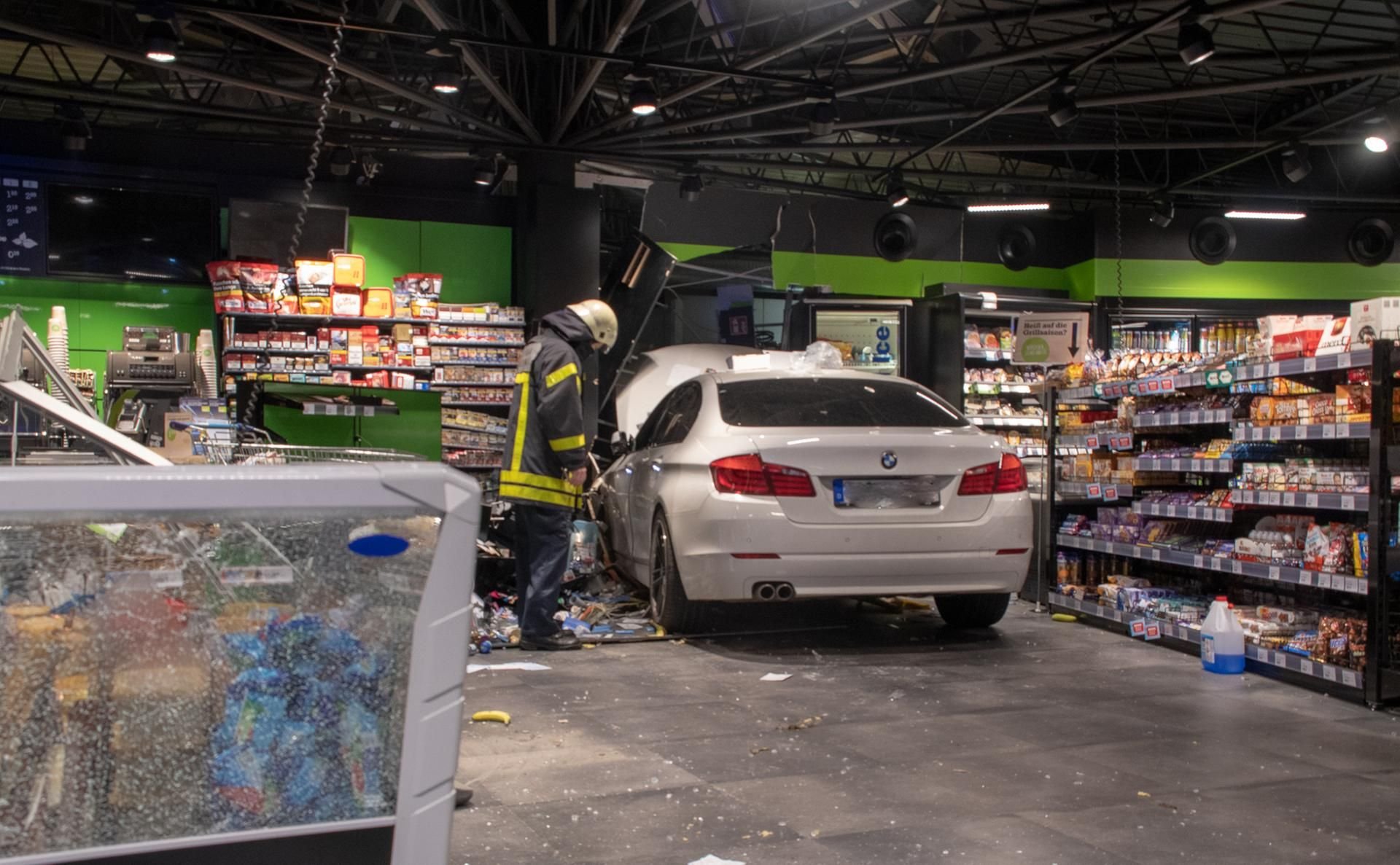 Mit dem BMW bis in die Verkaufshalle – die betrunkene Fahrerin richtete enormen Schaden an.