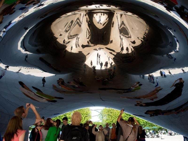 Die Verzerrungen im „Wolkentor” ziehen die Betrachter in Bann. Foto: Peer Grimm