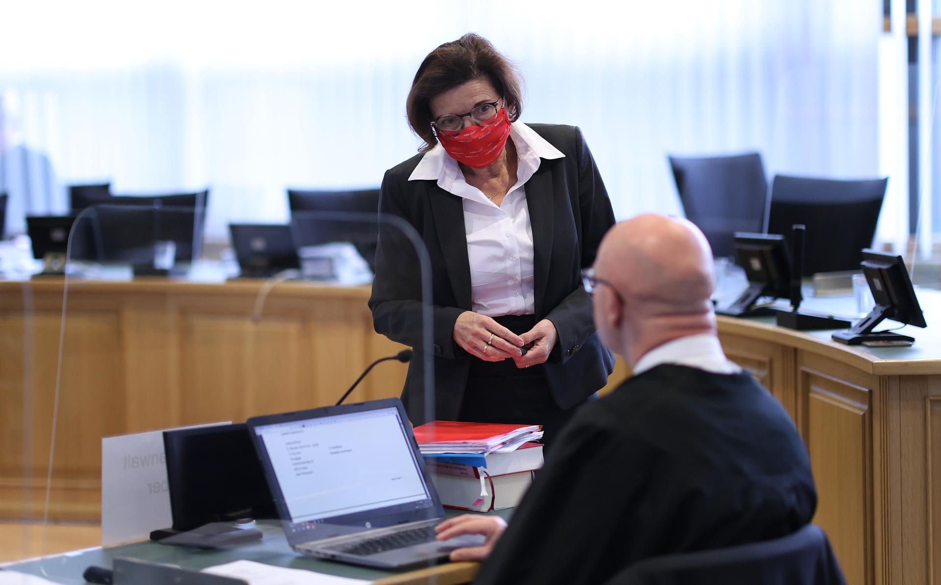 Die Vorsitzende Richterin Ursula Mertens (l) unterhält sich vor Beginn des 16. Prozesstages mit Hans-Dieter Weber, dem Verteidiger des Angeklagten.