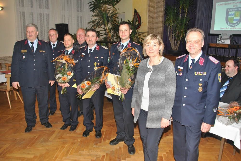 58 Delegierte von 20 Ortsfeuerwehren aus der Verbandsgemeinde Wethautal treffen sich zur Versammlung in Löbitz. Besondere Ehrungen erhalten Sebastian Möbius (linkes Bild, r.), Olaf Sander (2.v.r.) und Jens Dietl (3.v.r.). Weitere Kameraden werden ernannt und befördert.