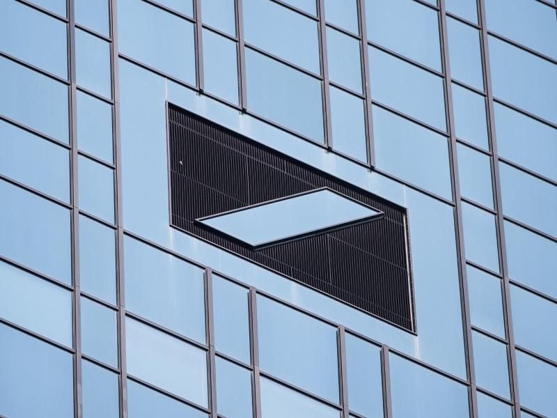 Das Logo der Deutschen Bank an der Firmenzentrale des Bankhauses. Foto: Silas Stein/dpa/Archivbild