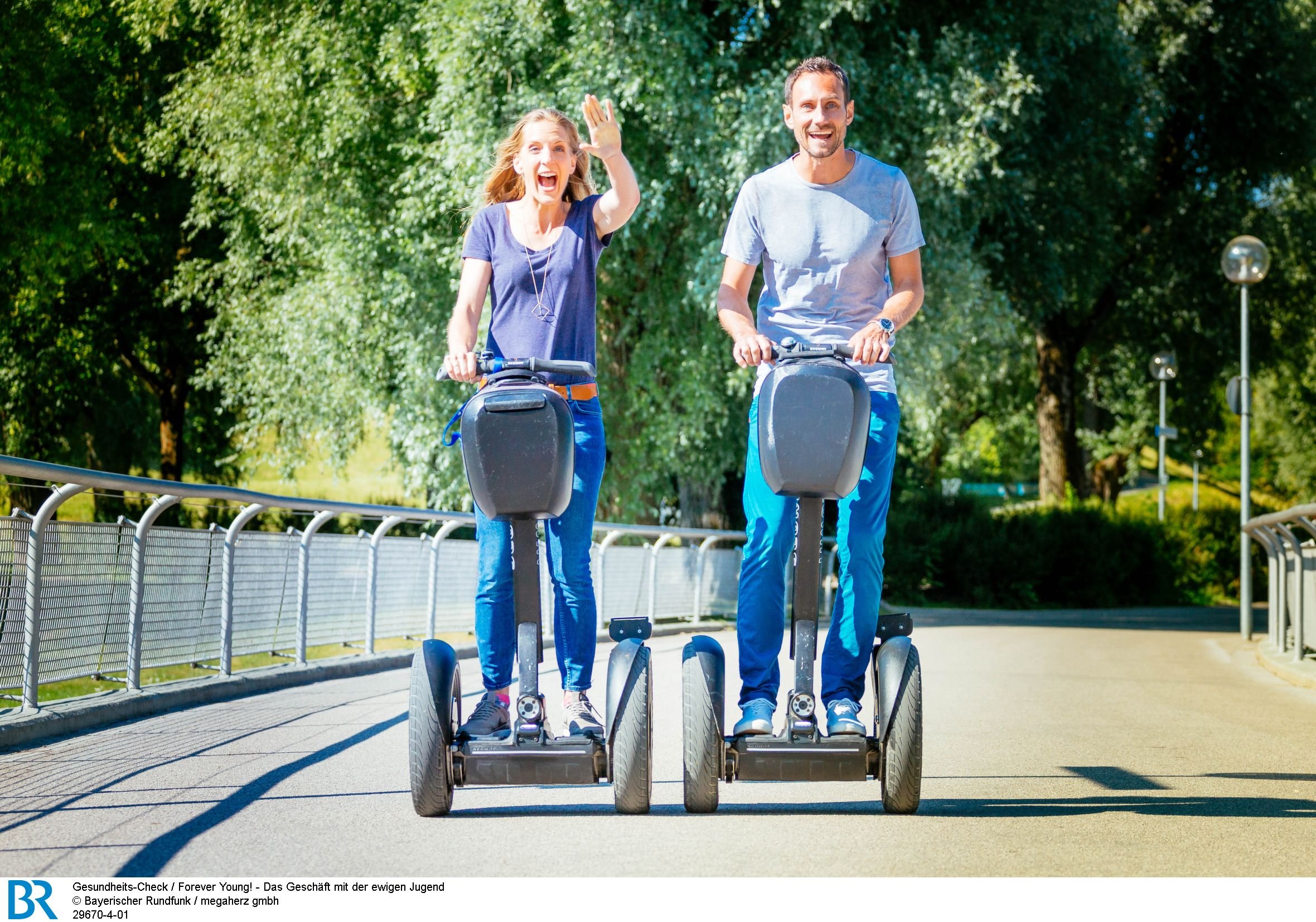 Die Moderatoren Caro Matzko und Fero Andersen sind im Gesundheits-Check den Versprechen, Tricks und Lockmitteln der Anti-Aging-Industrie auf der Spur und begleiten Patienten, die für ein junges Aussehen (fast) alles tun.