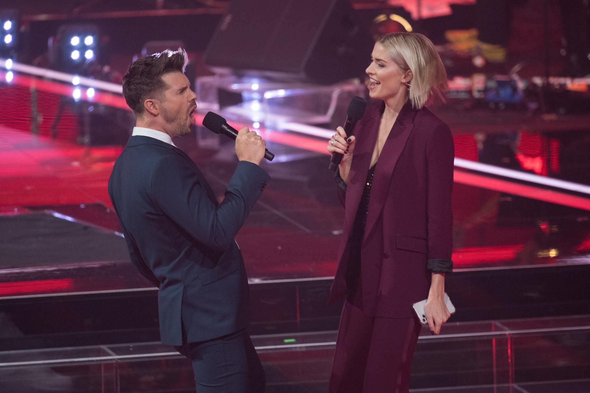 Moderatorin Lena Gercke mit ihrem Kollegen Thore Schölermann beim Finale der Show „The Voice Senior“