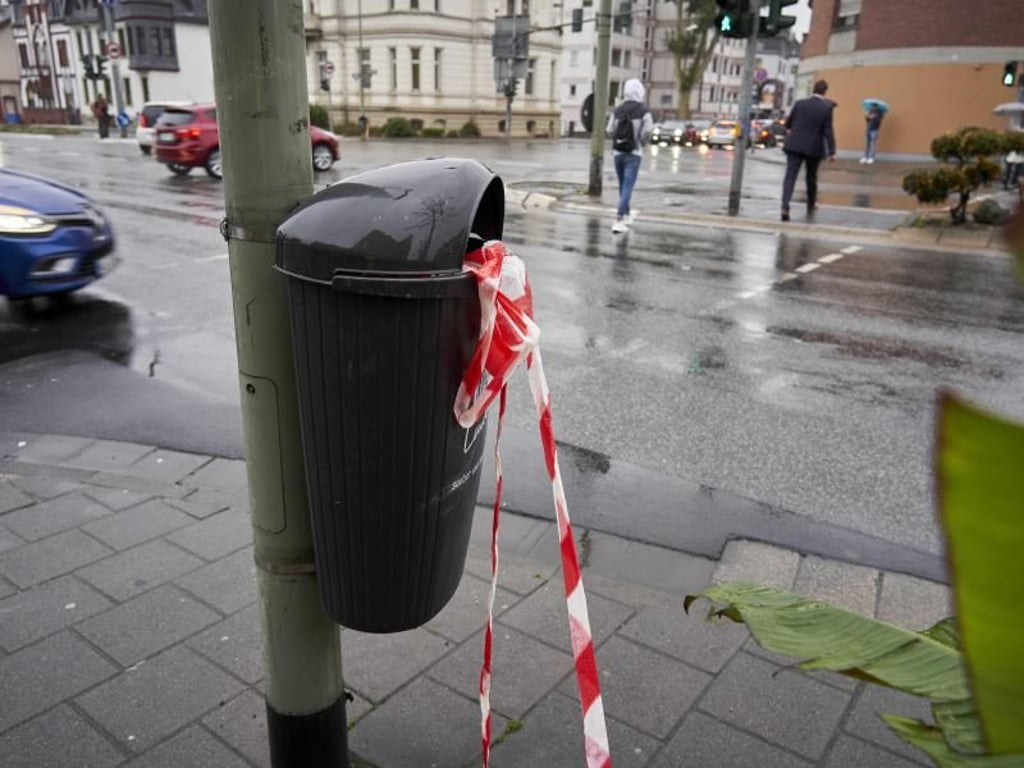 Ein Mülleimer ist in Osterwieck beschädigt worden. Die Polizei geht von einer Sprengstoffexplosion aus.