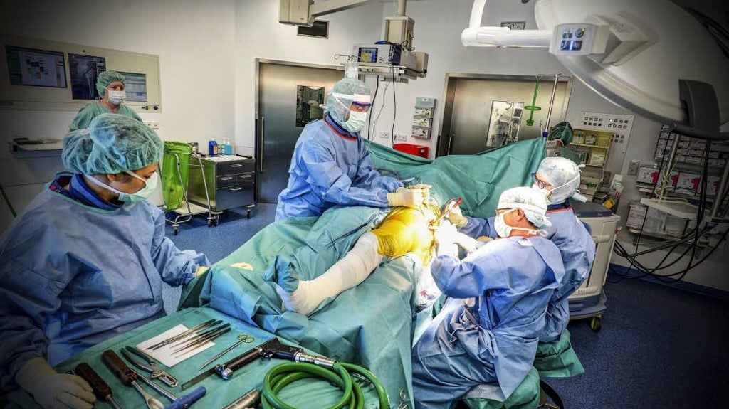 Dr. Felix Göbel und sein Team bei einer Hüftoperation
