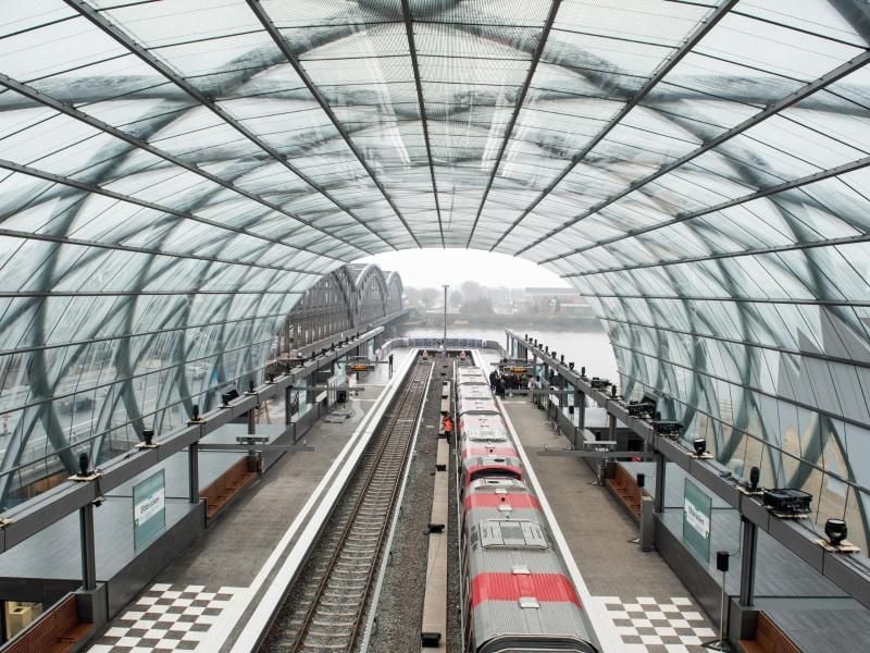 Eine U-Bahn steht im Bahnhof Elbbrücken. Foto: Daniel Bockwoldt/Archiv