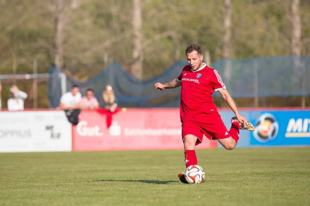 Wann oder ob Tobias Donath überhaupt wieder für den 1. FSV Nienburg an den Ball treten kann, ist derzeit noch völlig offen.