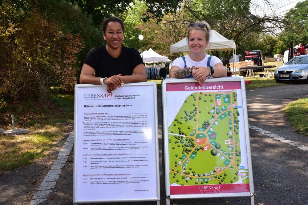 Lea Petrick (rechts) und Selina Quarshie vom Projektteam koordinierten den Messe-Aufbau im Stadtpark.