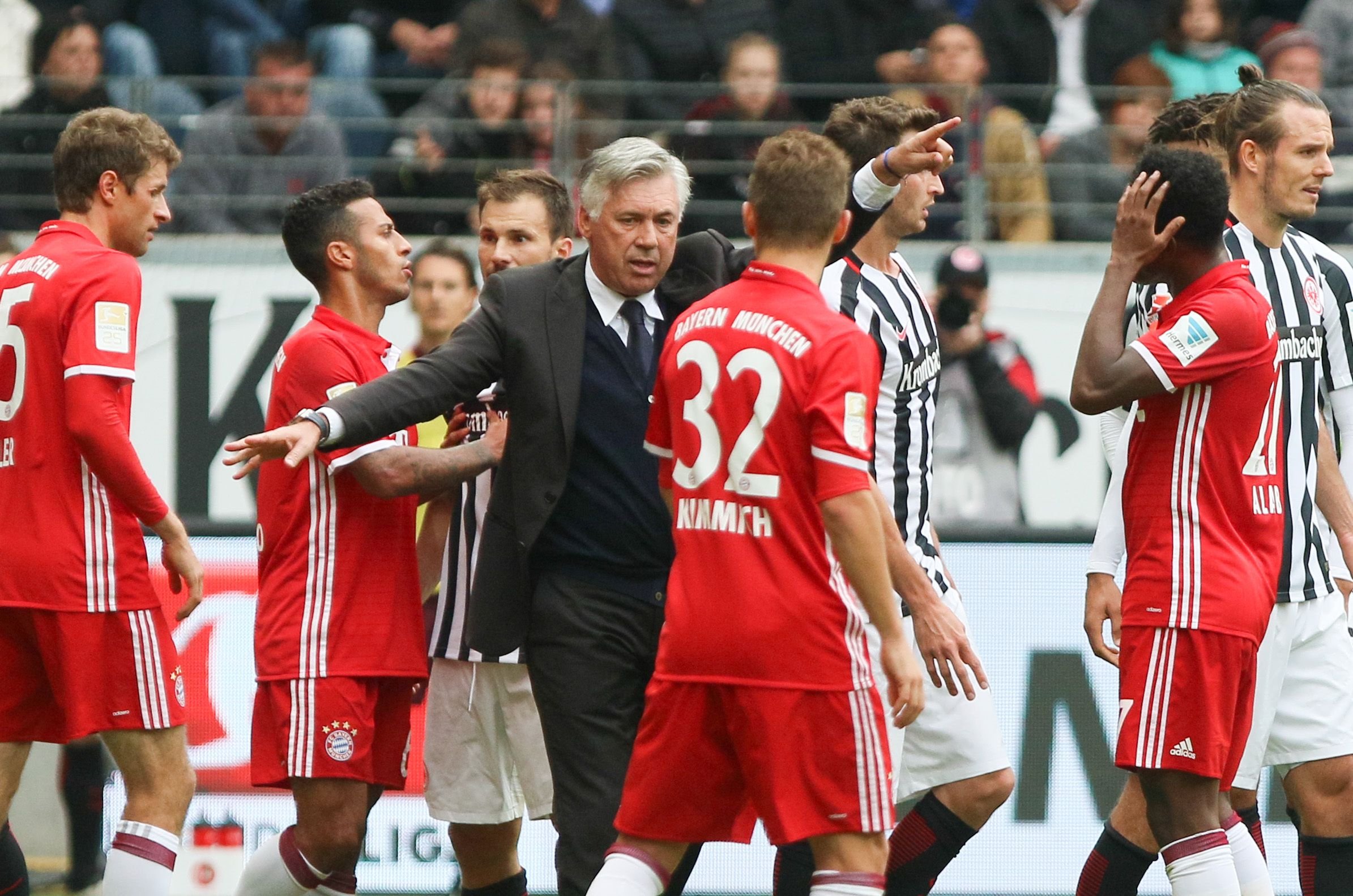 FCB-Trainer Carlo Ancelotti versucht seine Spieler in den Griff zu bekommen.