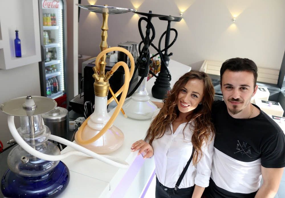 Die Geschwister Evisa und Devis Drici in ihrer neu eröffneten Shisha Bar in der Bernburger Lindenstraße.