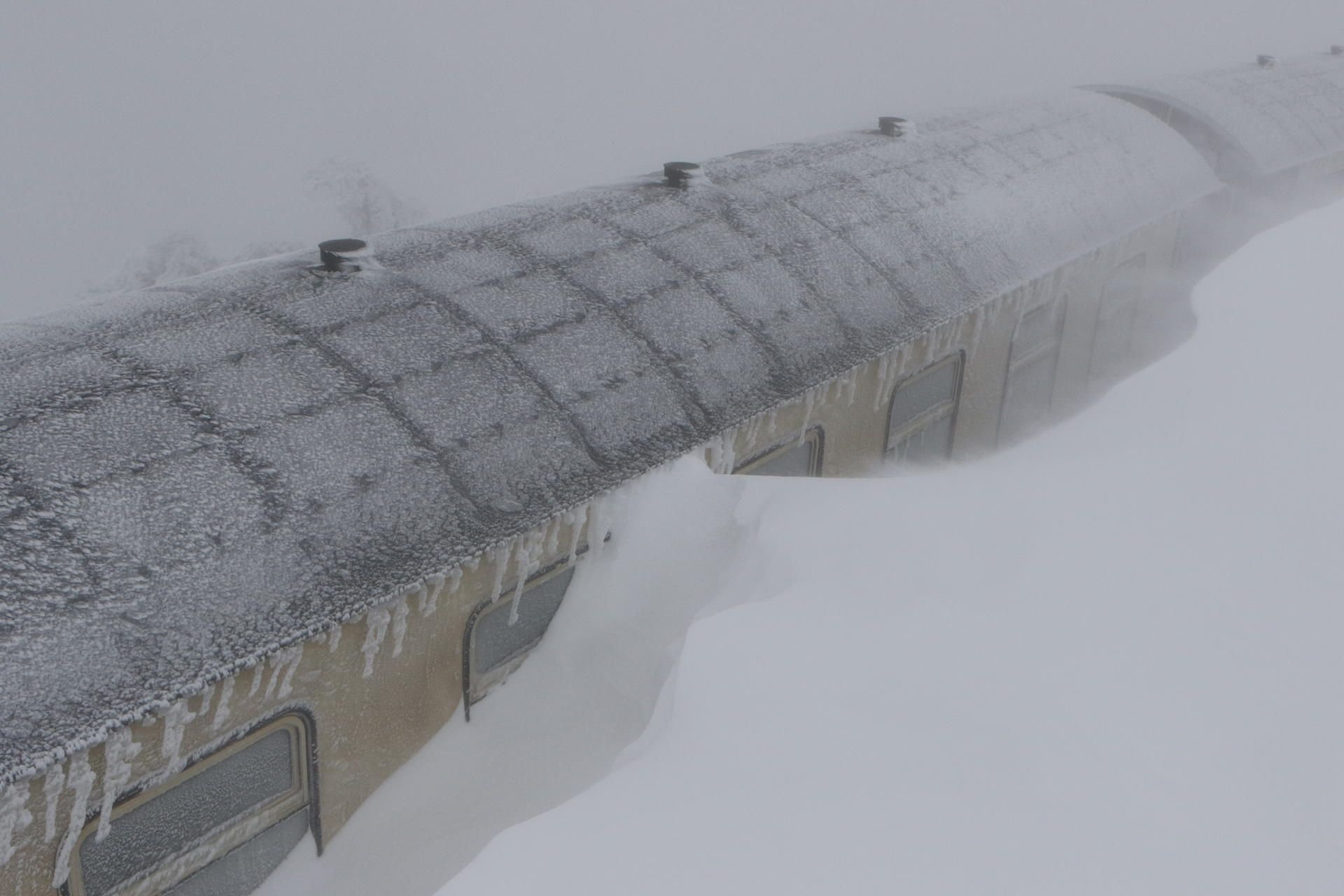 Ein Zug der Harzer Schmalspurbahn steht seit Montag eingeschneit auf dem Brocken.