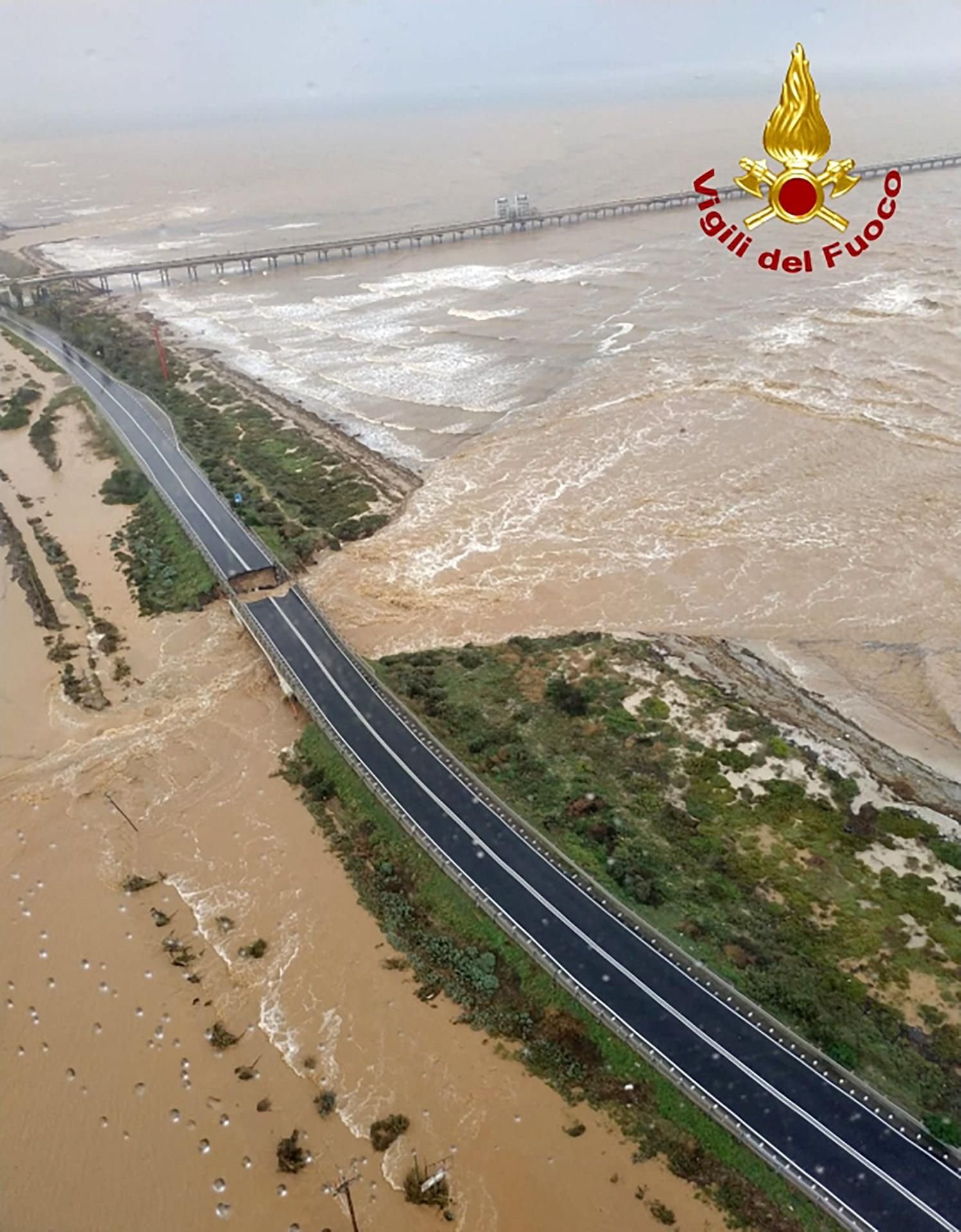 Die Brücke über einen Fluss auf der Verbindungsstraße zwischen Cagliari und Capoterra auf Sardinien stürzte am Mittwoch ein.