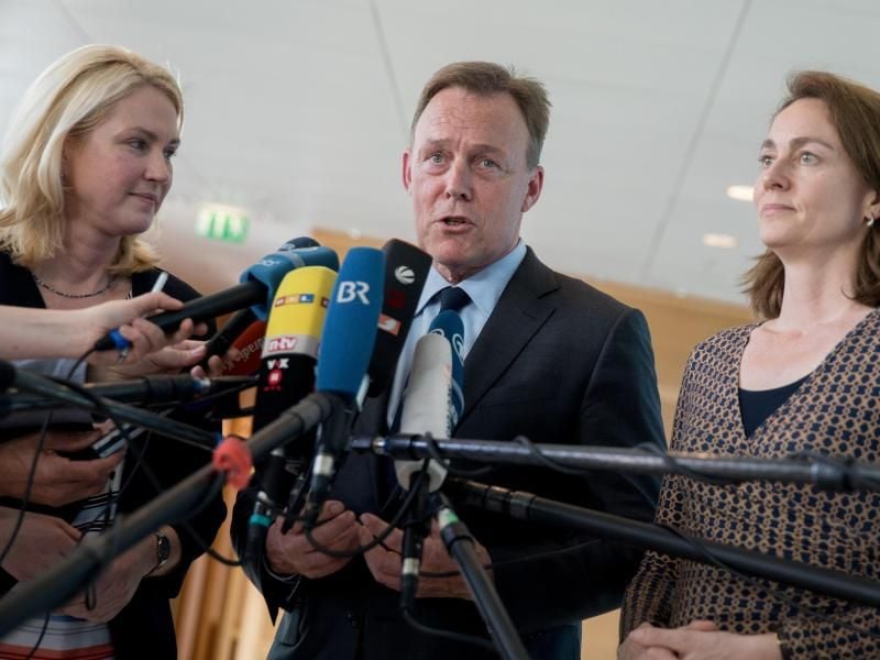 Familienministerin Schwesig (L), der SPD-Fraktionschef Oppermann und Generalsekretärin Barley präsnetieren Auszüge des SPD-Wahlprogramms. Foto: Kay Nietfeld
