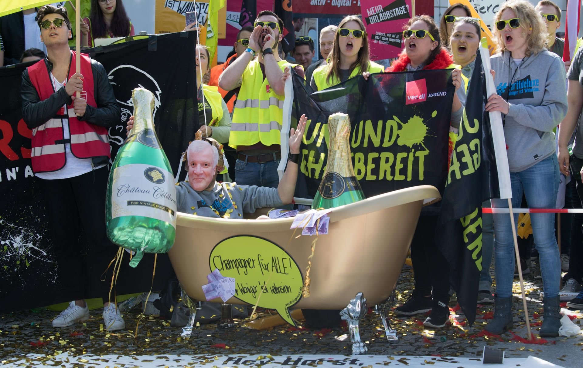 Die Beschäftigten des öffentlichen Dienstes von Bund und Kommunen sollen nach einem vorläufigen Ergebnis der Tarifverhandlungen höhere Einkommen in drei Stufen erhalten.