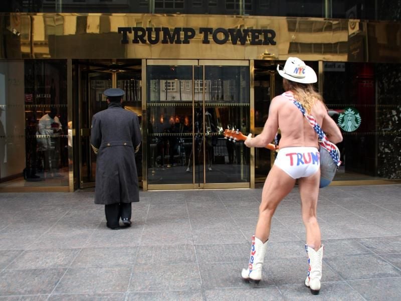 Der "Naked Cowboy" Robert John Burck spielt Gitarre vor dem Trump-Tower in Manhattan. Foto: Christina Horsten