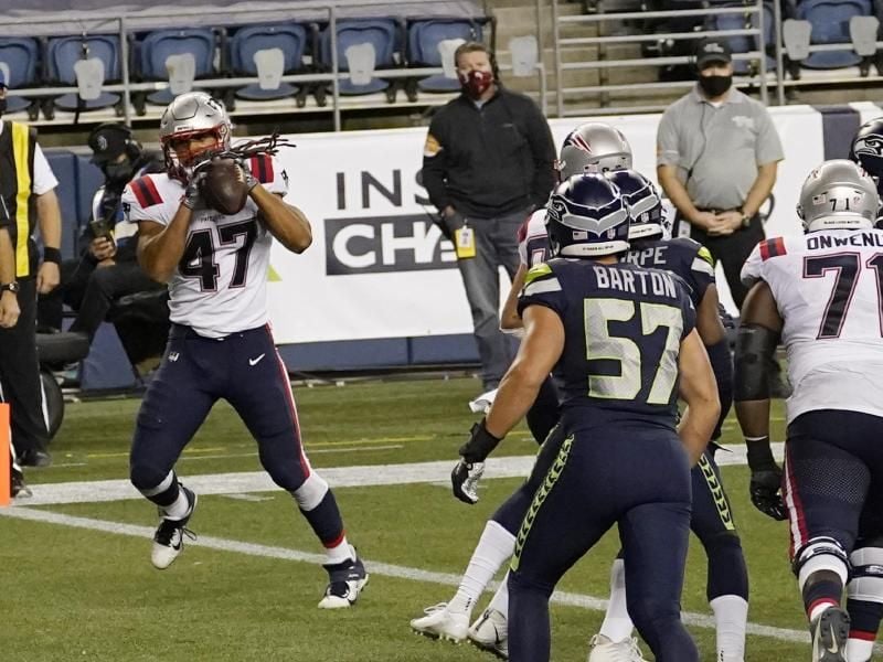 Der Stuttgarter Football-Profi Jakob Johnson (l) erzielte einen Touchdown für die New England Patriots. Foto: Elaine Thompson/AP/dpa