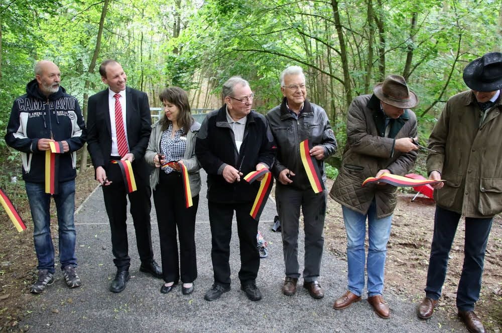 Die Sponsoren der Fürstenwegbrücke beim feierlichen Banddurchschnitt.