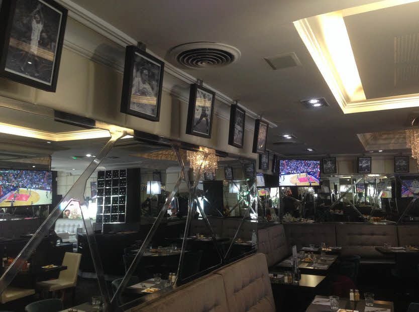 In der Brasserie OM hängen viele Fotos aus den guten Zeiten von Marseilles Fußball-Klub.