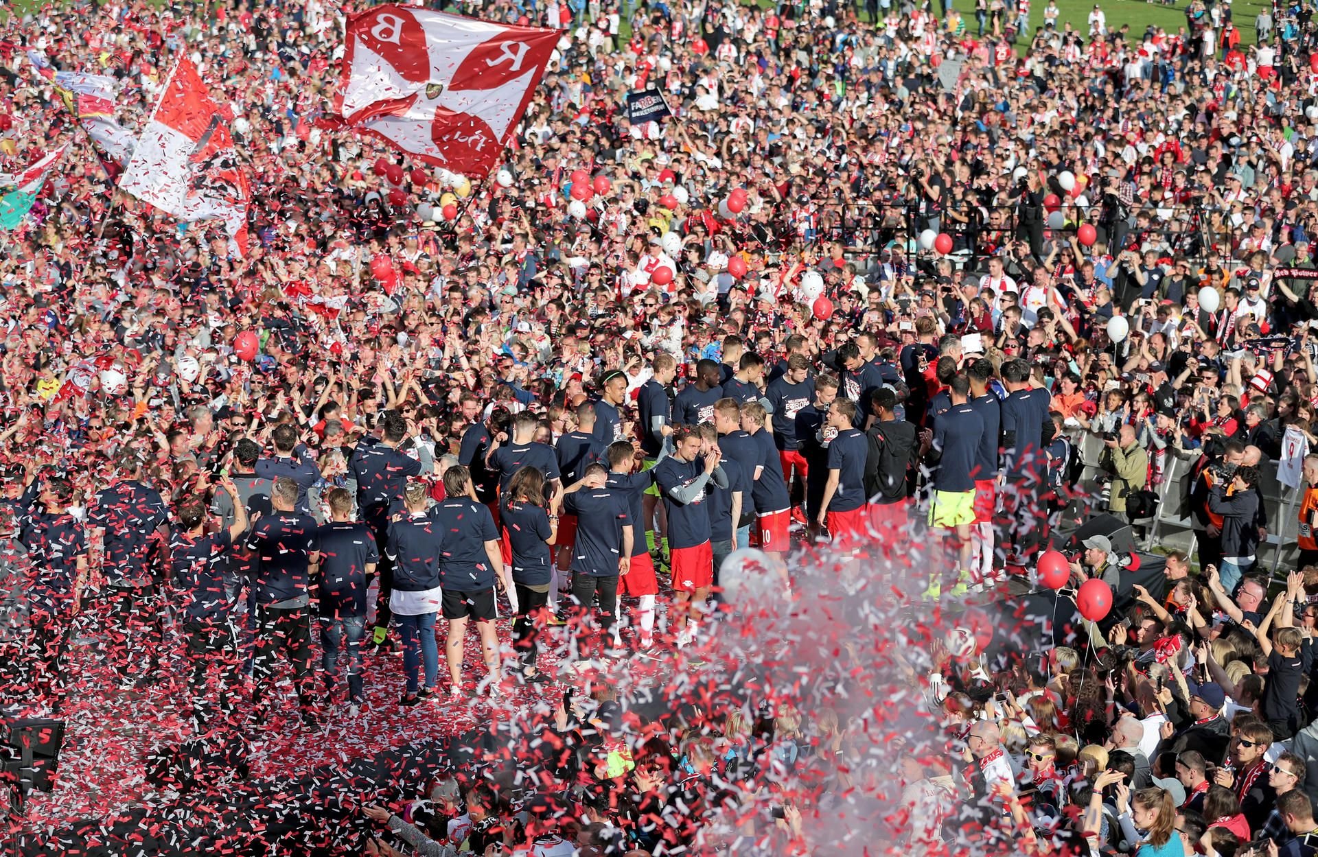 Leipzigs Mannschaft feiert nach dem Spiel gegen Bayern München ein Fan-Fest auf der Festwiese vor dem Stadion.