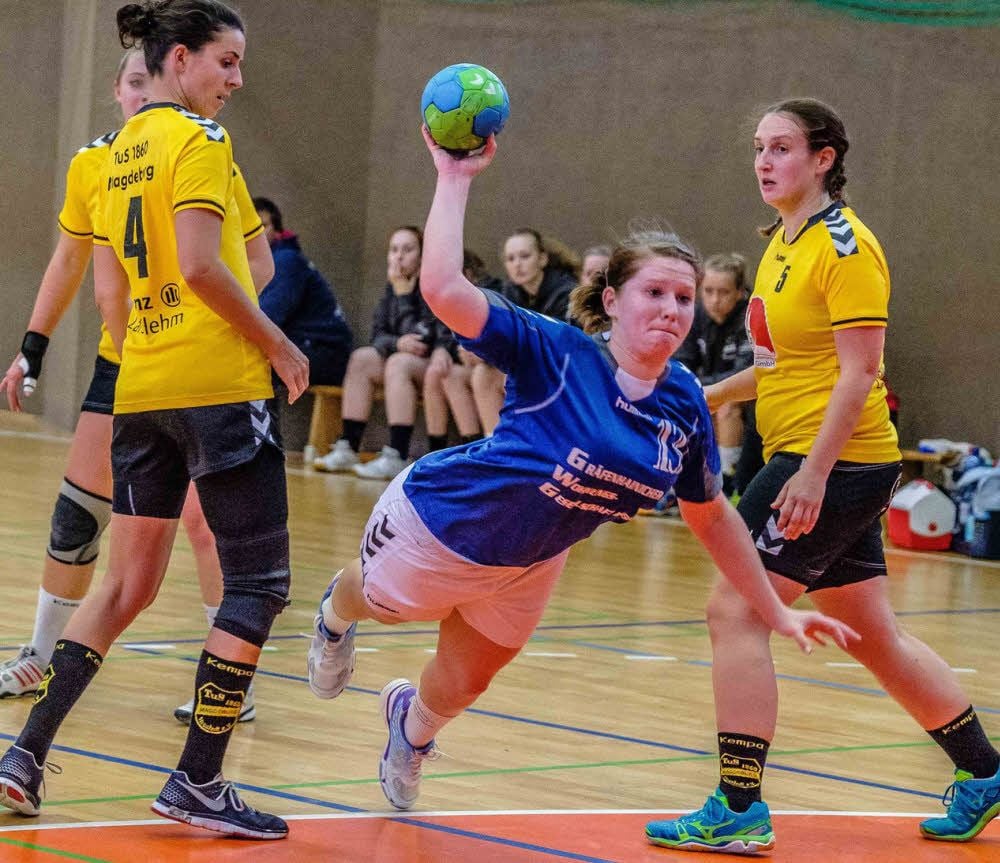 Kristin Karl (am Ball), hier im Match gegen TuS Magdeburg, erzielte beim deutlichen 28:18-Heimsieg der BSG Aktivist Gräfenhainichen gegen den HC Salzland sieben Tore für ihre Mannschaft.