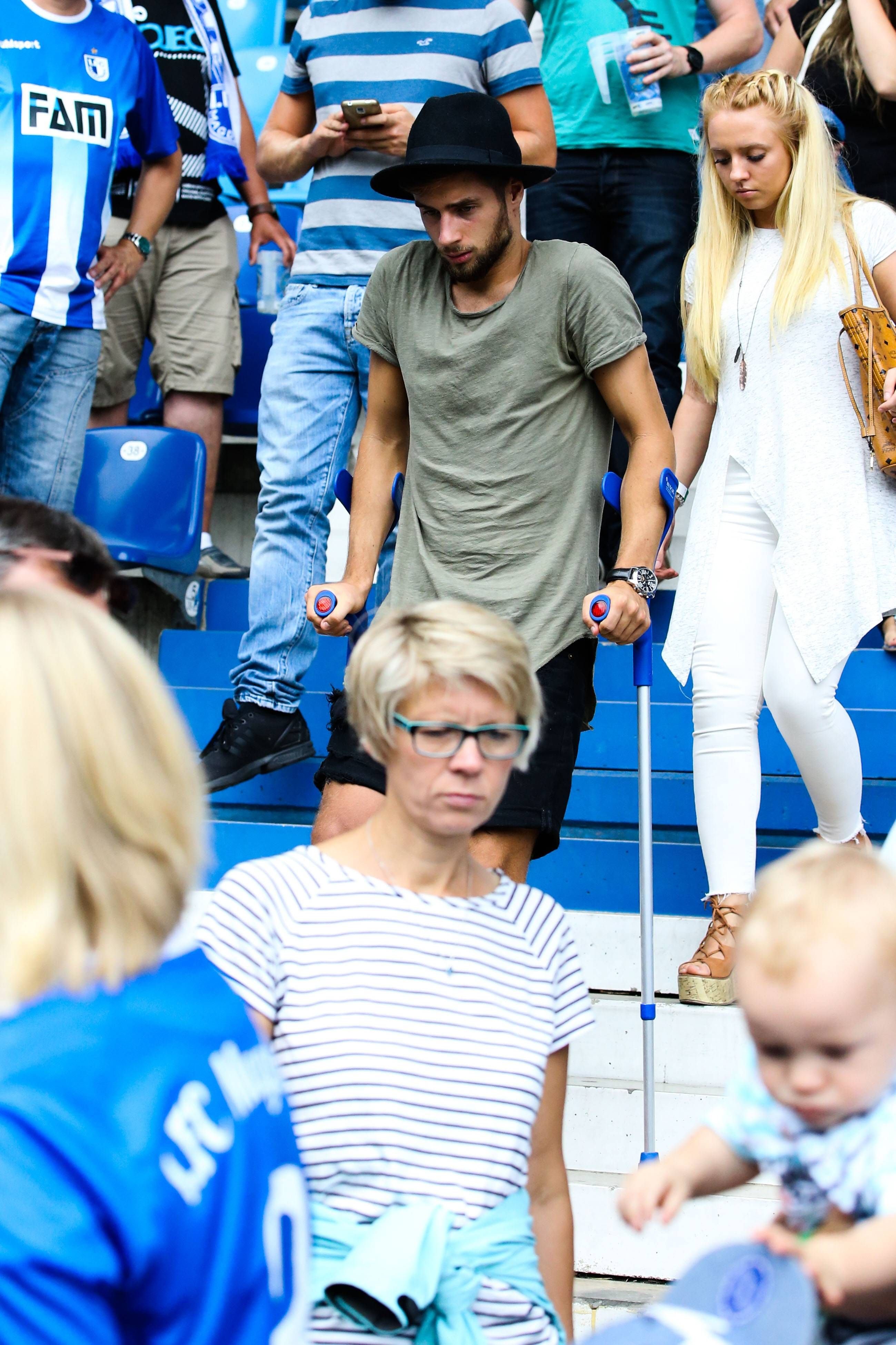 Noch an Krücken: Michel Niemeyer Ende Juli beim Spiel des 1. FC Magdeburg gegen Fortuna Köln.