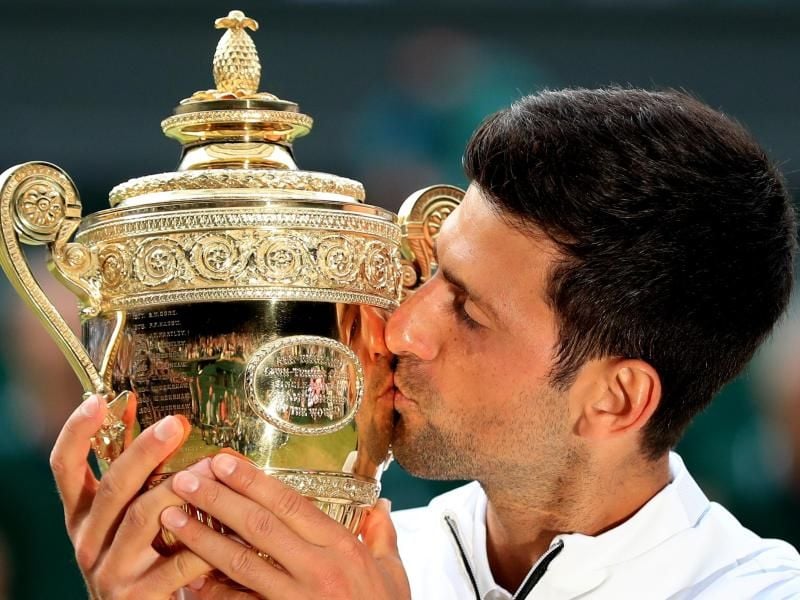 Novak Djokovic küsst bei der Siegerehrung die Trophäe für den Finalgewinner. Foto: Mike Egerton/PA Wire