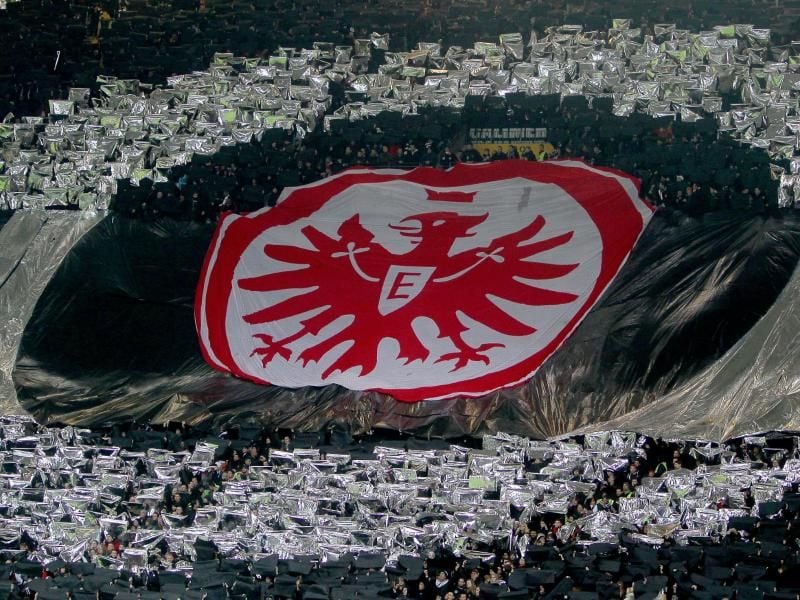Frankfurter Fans halten ein riesiges Eintracht-Logo hoch. Foto: Fredrik von Erichsen/Archiv