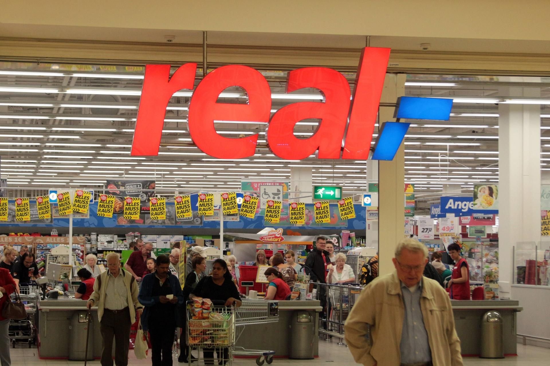 In 40 Märkten werde durch das Unternehmen Echion „eine Blickkontakterfassung von Werbebildschirmen im Kassenbereich“ getestet, teilte Real mit. (Symbolbild)