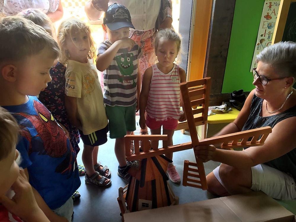 Eine kleine Windmühle für die große Windmühle. Amtsleiterin Sabine Stelzer überreicht das Geschenk der Stadtverwaltung an die Knirpse der Froser Kindertagesstätte.
