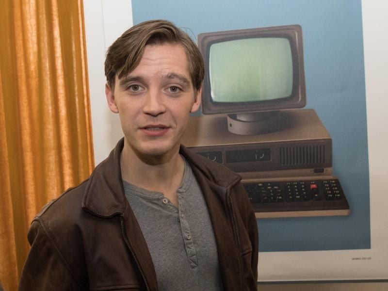 Jonas Nay bei den Dreharbeiten zur Serie „Deutschland 89”. Foto: Jörg Carstensen/dpa