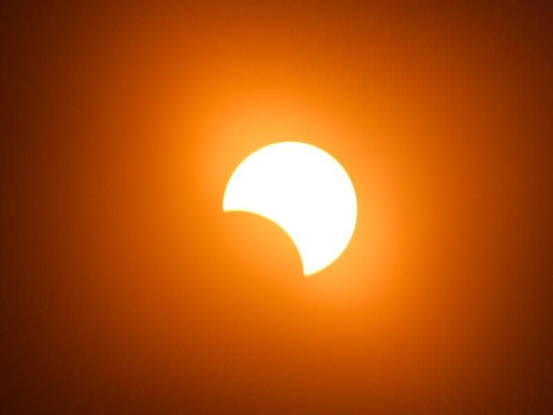 Der Mond schiebt sich über die Sonne bei der Sonnenfinsternis, die total wird. Foto: Hans Scott/Agencia Uno