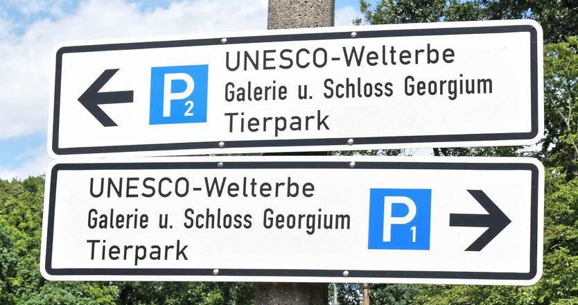 Schilder weisen in der Parkstraße auf die vorhandenen Parkplätze hin.