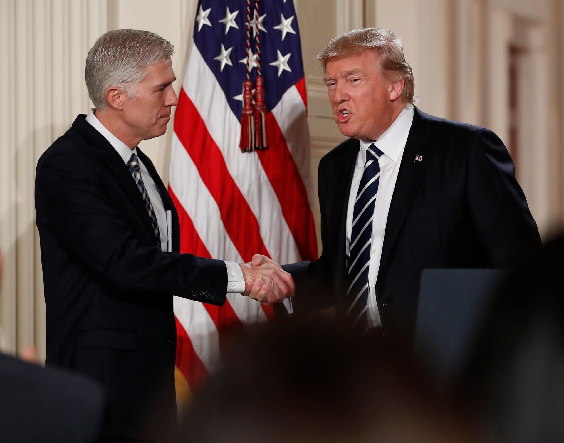 Donald Trump (r.) und Neil Gorsuch