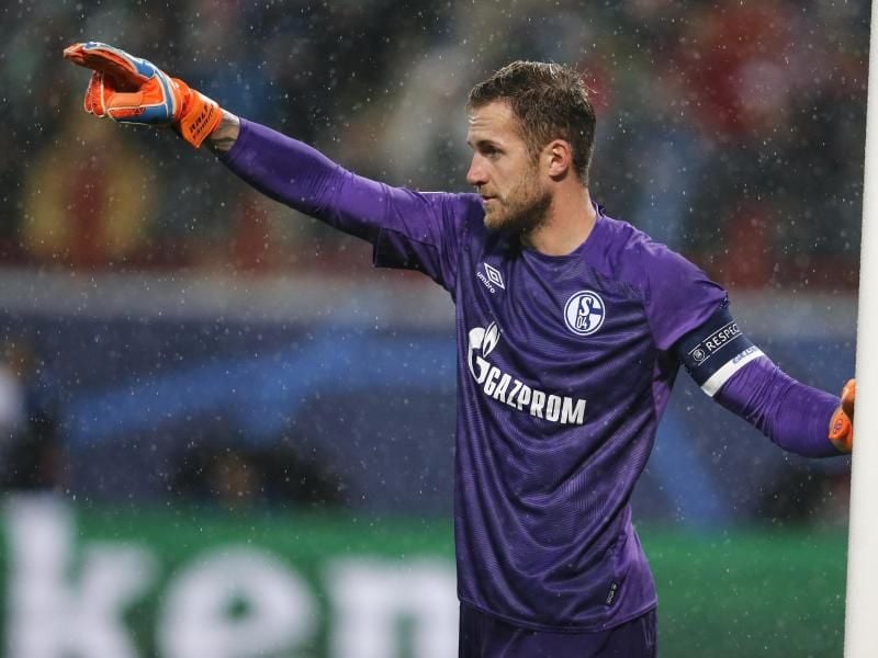 Der FC Schalke 04 muss auf Torwart Ralf Fährmann verzichten. Foto: Alexander Zemlianichenko/AP