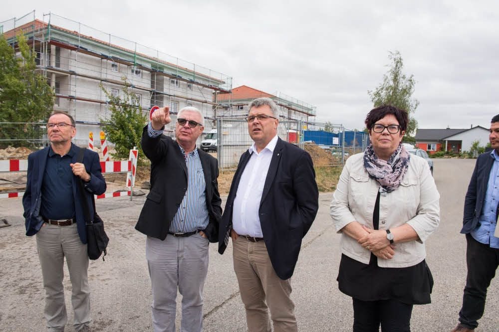 Rüdiger Kürbs (l.) zeigt Oberbürgermeister Bernward Küper das Wohngebiet.