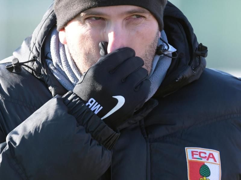 Augsburg-Trainer Manuel Baum muss auf im Heimspiel gegen Frankfurt auf Torjäger Finnbogason verzichten. Foto: Stefan Puchner