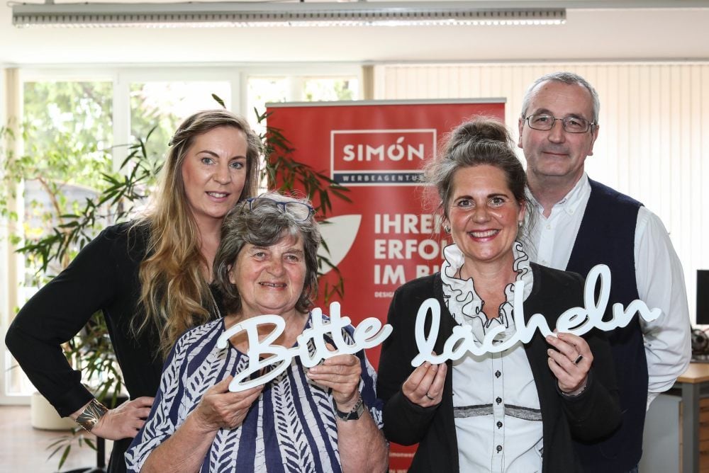 Bitte recht freundlich! Art-Direktorin Kristin Busch (l.), Firmengründerin Annerose Simon, Elke Simon-Kuch und Ehemann Matthias Kuch freuen sich über das Firmenjubiläum.