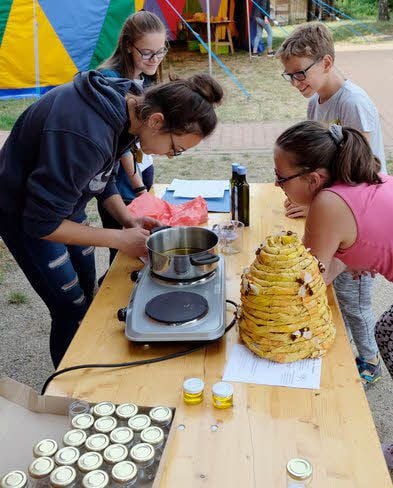Dana Klick füllt die Honig-Creme in Gläser ein.
