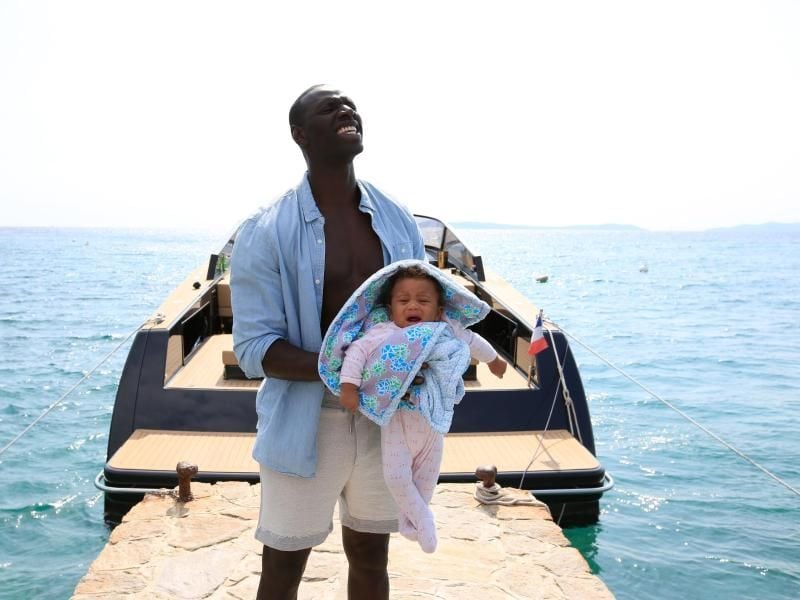 Omar Sy als Samuel, der mit seinen unerwarteten Vaterfreuden klarkommen muss. Foto: Julien Panie/TOBIS Film GmbH
