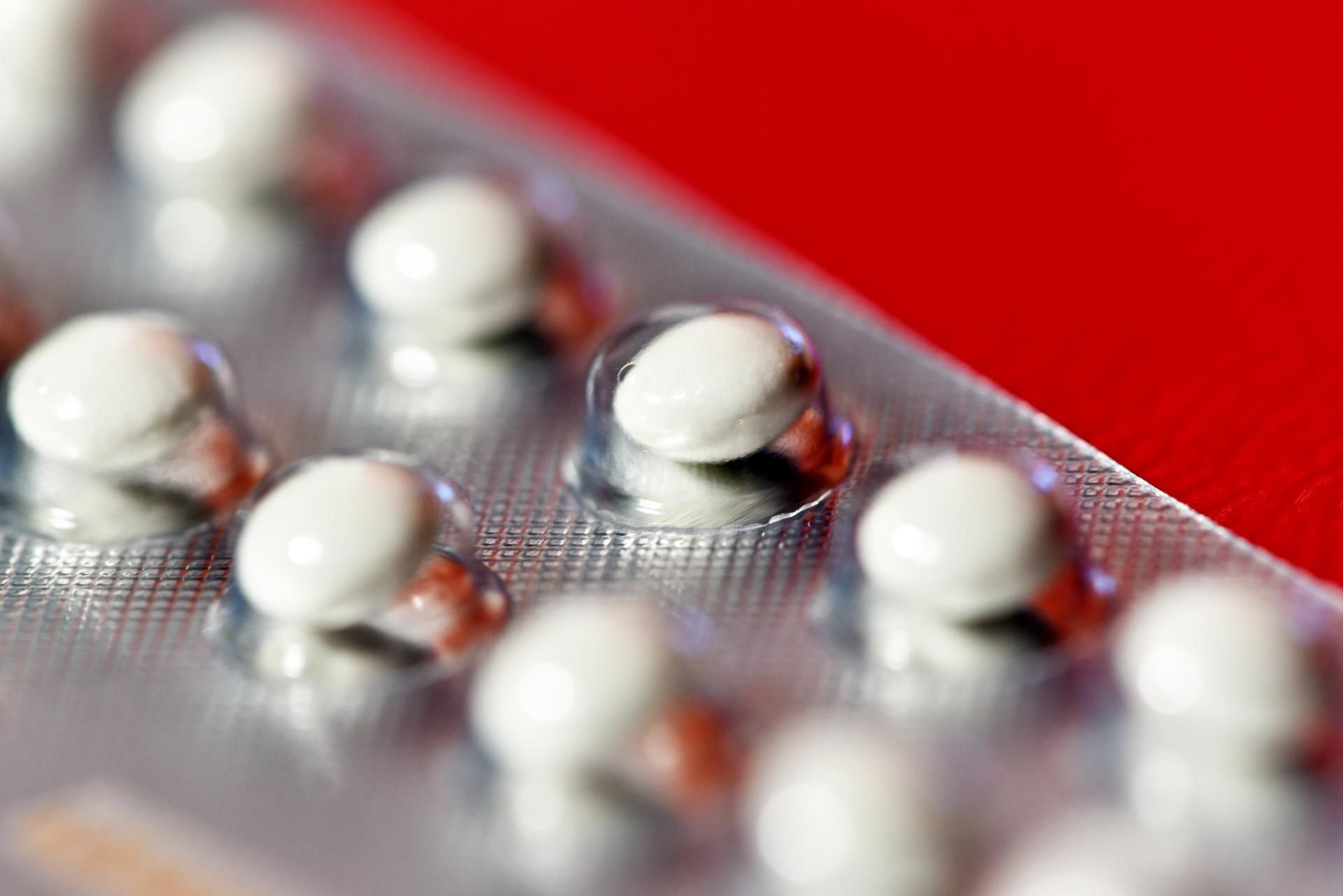 Präparate zur hormonellen Verhütung wie die Antibabypille können zu Depressionen führen. Künftig soll die Gebrauchsinformation auf das Risiko hinweisen.