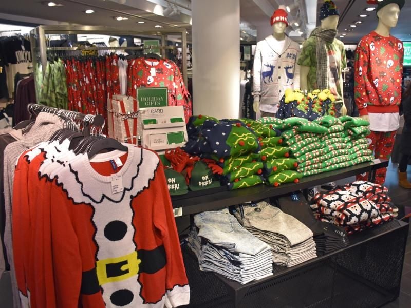 Sogenannte „Ugly Christmas Sweater” (hässliche Weihnachtspullover) in einem Geschäft am Herald Square in New York (USA). Foto: Chris Melzer