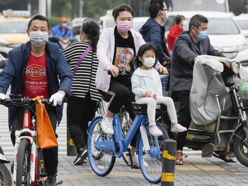Menschen in Wuhan, dem ersten Epizentrum der globalen Corona-Pandemie. Foto: -/kyodo/dpa