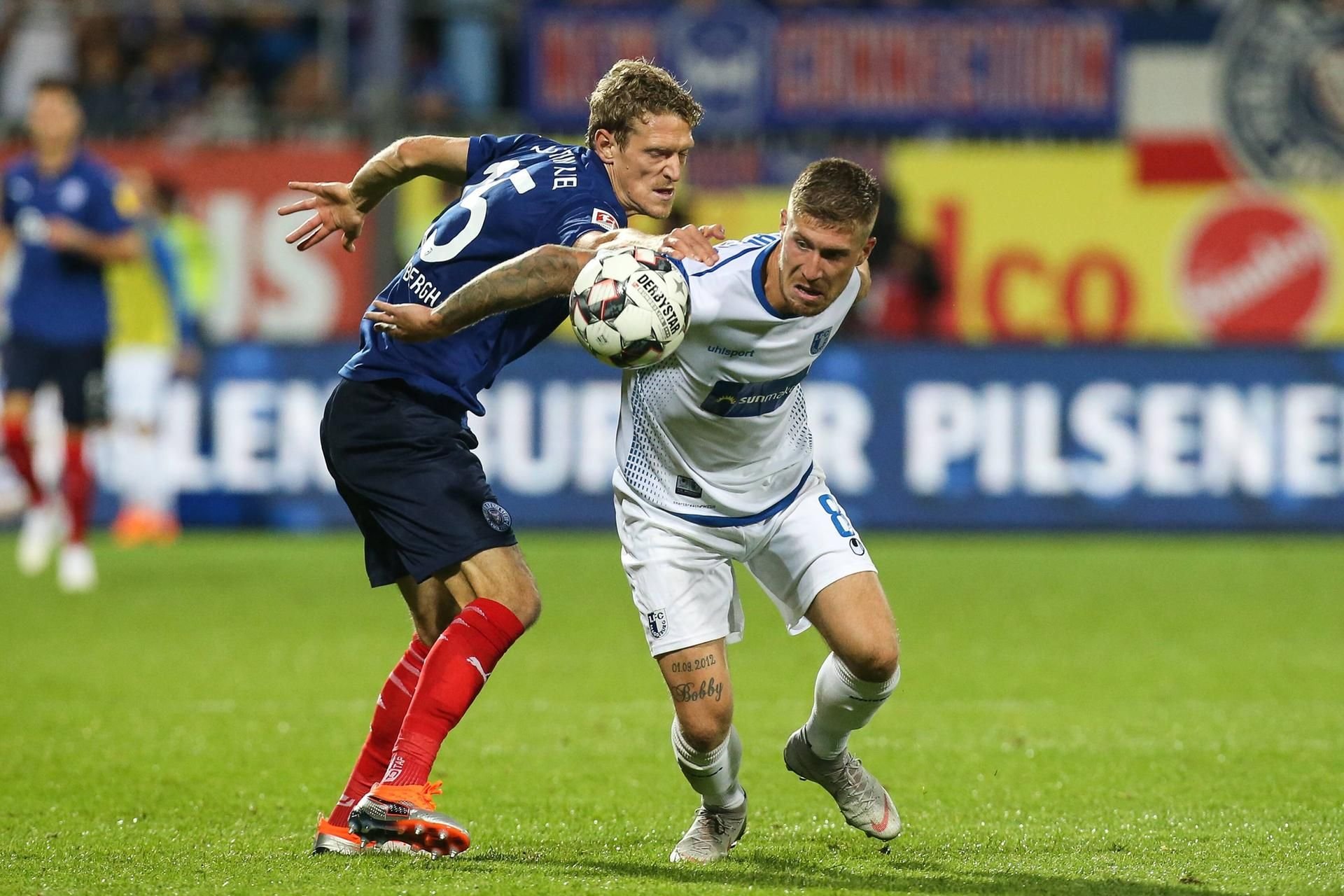 Szene aus dem Hinspiel zwischen Holstein Kiel und dem 1. FC Magdeburg.
