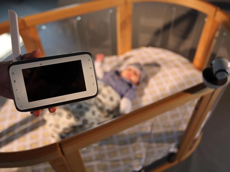Auf dem Smartphone könnten Mama und Papa Herzschlag und Atembewegungen des Kindes überwachen. Foto: Oliver Berg/Illustration