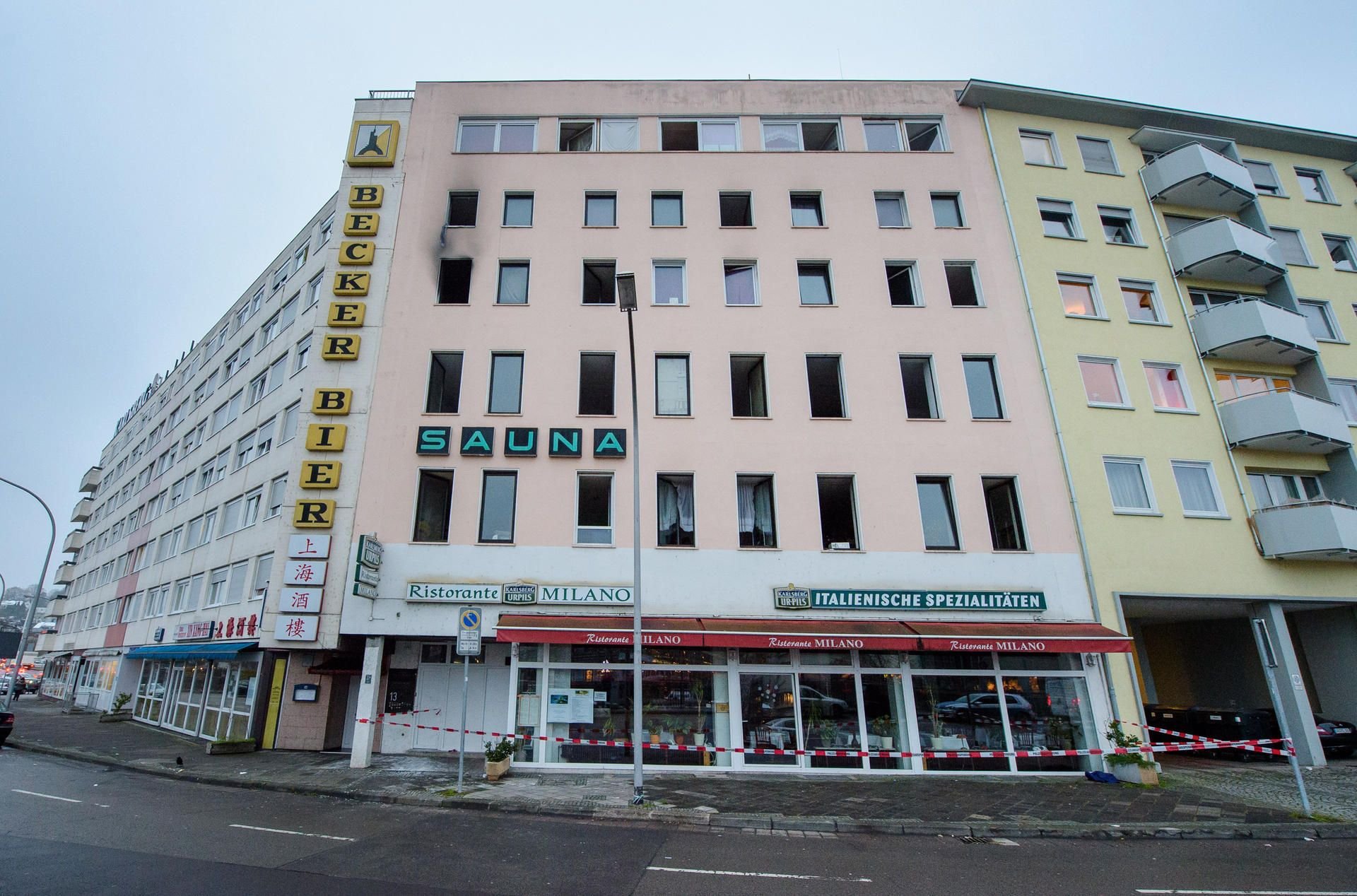 Das Haus in der Innenstadt von Saarbrücken (Saarland), in dem in der Nacht zuvor vier Menschen bei einem Brand ums Leben gekommen waren.