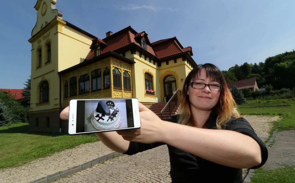 Christin Bruder heißt die neue Wirtin in der Villa Oberhof. Sie bereitet auch Torten mit ausgefallener Dekoration zu.