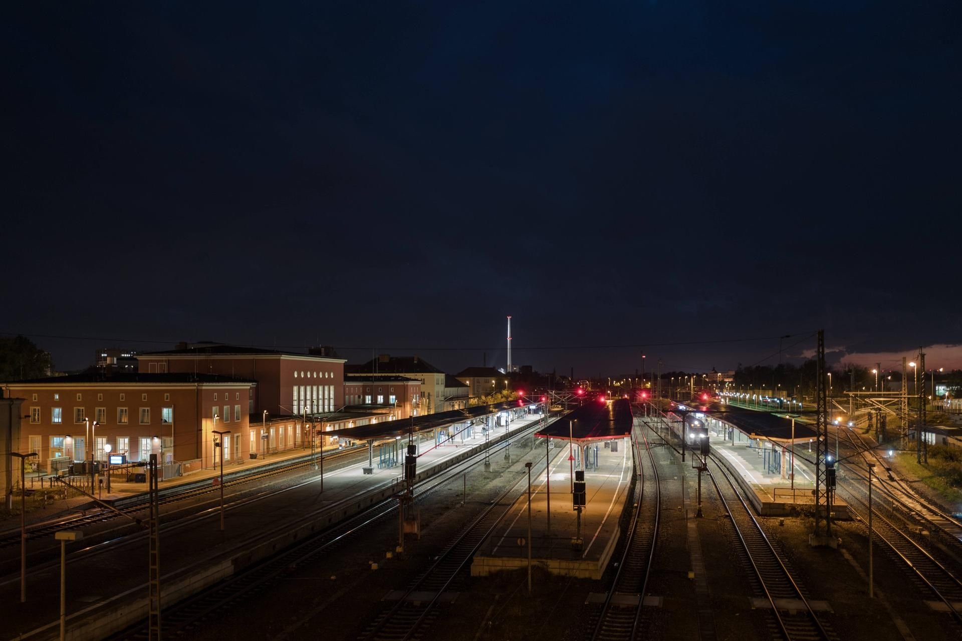 Der Dessauer Hauptbahnhof bei Nacht.