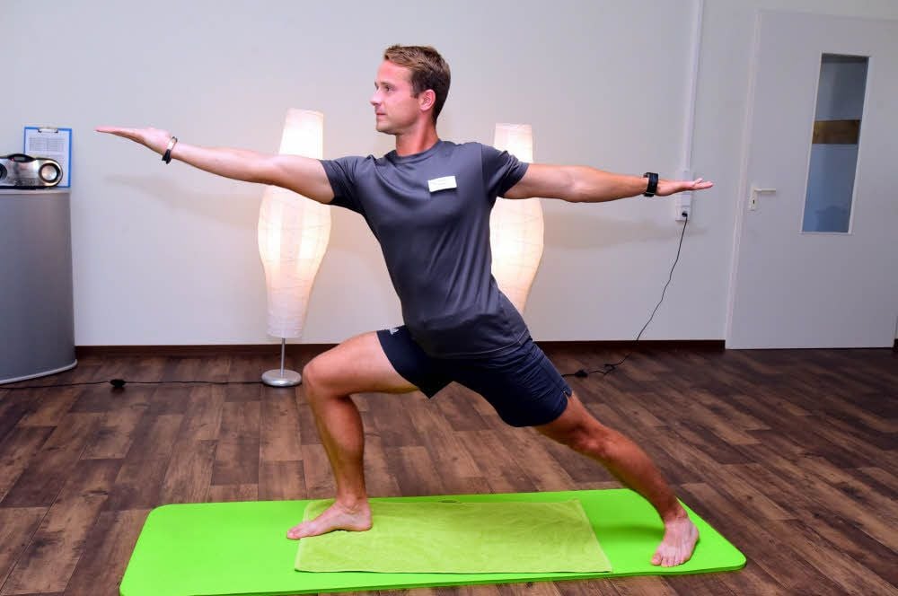 Ference Bodis bringt Gästen im Fitnessstudio Therapie Vital verschiedene Yoga- und Pilatesübungen bei.