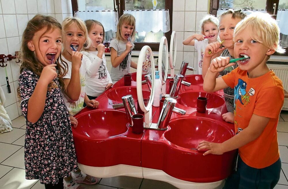 Lotte, Roxy, Frieda, Emma, Lucy, Ben und Lennox (v.l.) aus der Kita Entdeckerland aus Ahlsdorf putzen vorbildlich ihre Zähne.